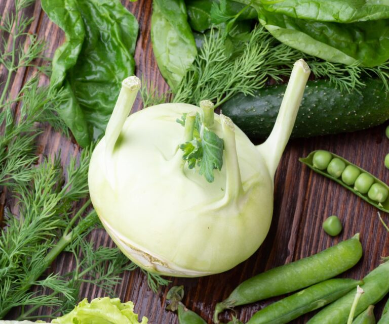 Kohlrabi auf einem Tisch
